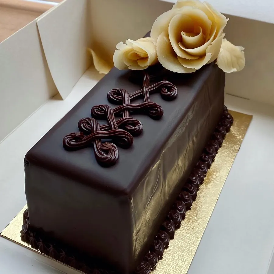 Chocolate cake with piped decoration
