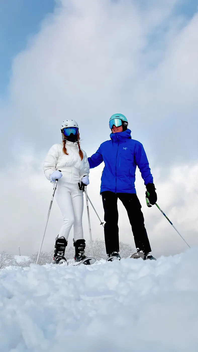 Two skiers in fresh snow, Kevin in the blue jacket